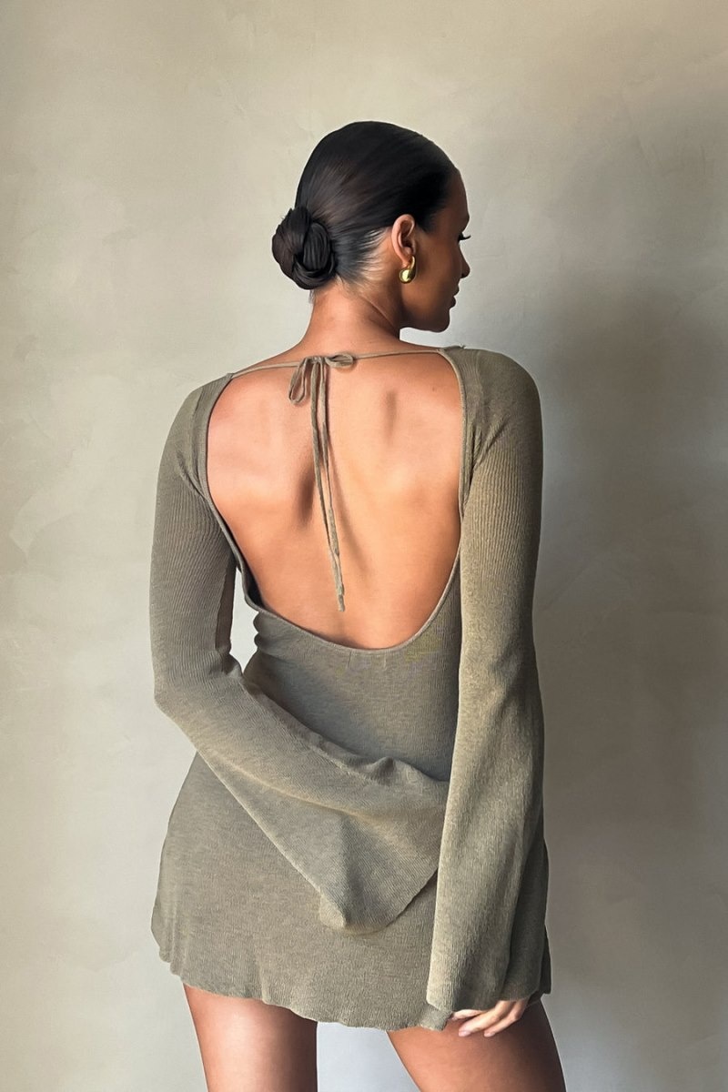 Meshki Zahra Long Sleeve Open Back Knit レディース ミニドレス オリーブ 日本 | L7A-9957